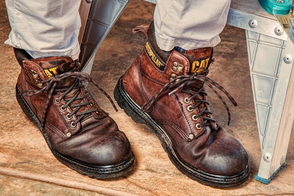 Contoh sepatu safety